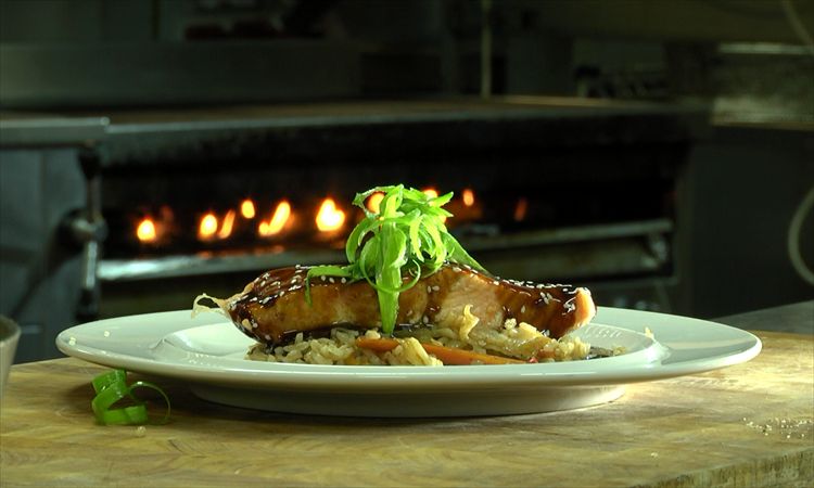 סלמון נורבגי ברוטב טריאקי על מצע אורז אסייתי (צילום: יובל רווח)