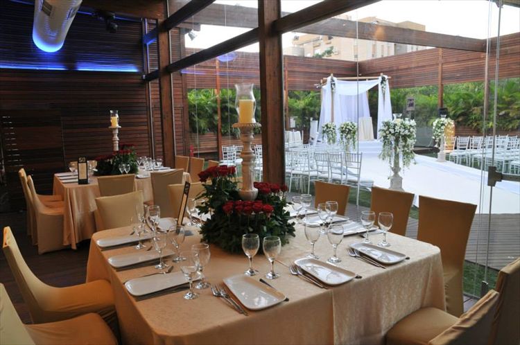 מתחם אירועים עם חלון ראווה למרפסת עץ מקורה וחמימה, מתחם ויטראז' (צילום: יחצ)