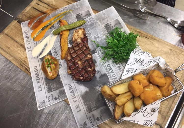 סטייק עסיסי לצד תפוחי אדמה מדורה, קשה להישאר אדישים למנה כזו (צילום: יח