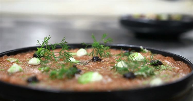 רף קולינארי גבוה: קרפצ'יו סלמון לצד קרם אבוקדו, סויה ונגיעות פלפל חריף, המטבח של תל יה (צילום מסך: וואלה מזל טוב)