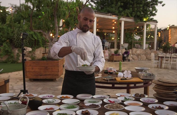 עומדים בכל הבקשות של האורחים, השף עידו בן עמי בגן האירועים ארץ קדם (צילום: ערן פז)