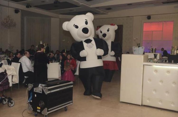 באנו לעשות שמח. בובות ענק של די ג'יי שי ועקנין שעושות שמח על רחבת הריקודים (צילום: יחצ)