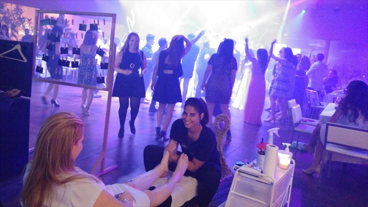 לפנק את האורחים ולהחזיר אותם במהרה לרחבת הריקודים. עמדת פוט מסאג' של הנאות קטנות (צילום: יחצ)