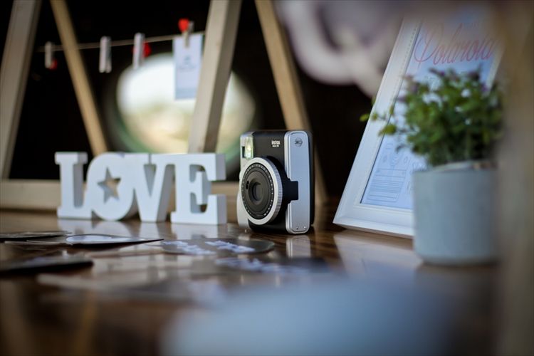 עמדות פולארויד נוטפות סטייל, שגם נותנות טאצ' עיצובי לחתונה וגם אטרקציה לאורחים בחתונה. סטודי נטף (צילום: יחצ)