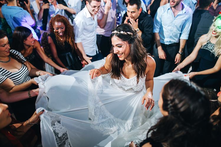 התגשמות הפנטזיה: המעצבת שייצרה את שמלת חלומותיה 18