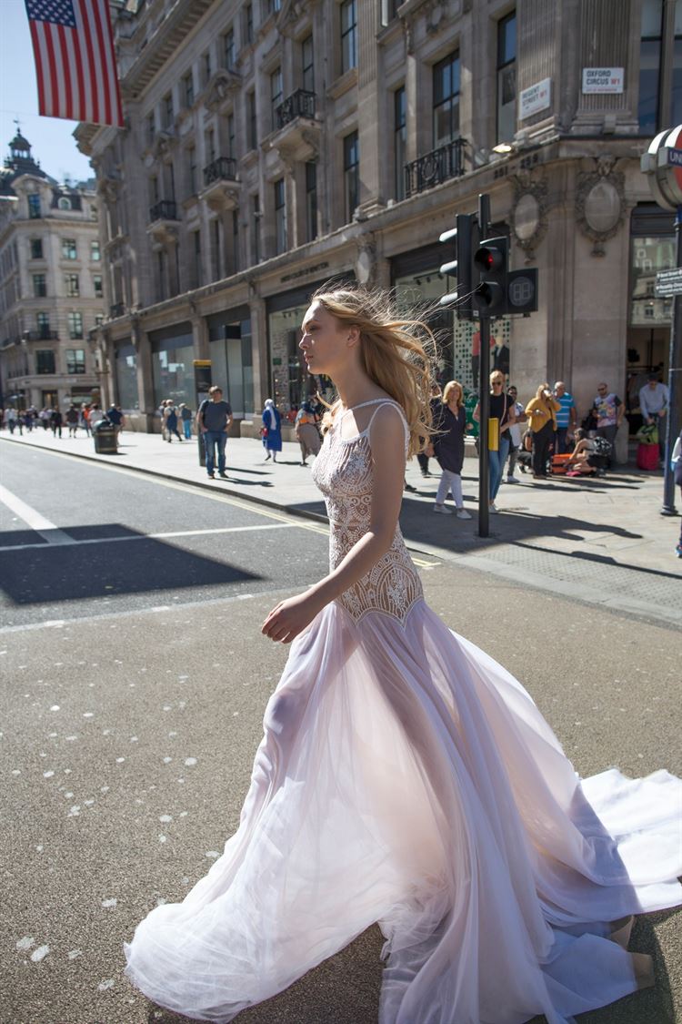 אצילי ולוהט: שמלות כלה בסגנון הסקנד סקין 11