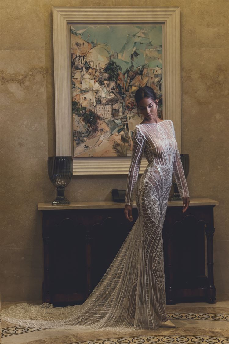 בין החשוף לשמרני: קולקציית 2017 של רוחמה 8