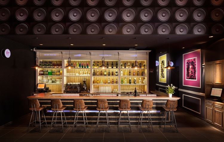 הזרקור: מי און דה מייק 13