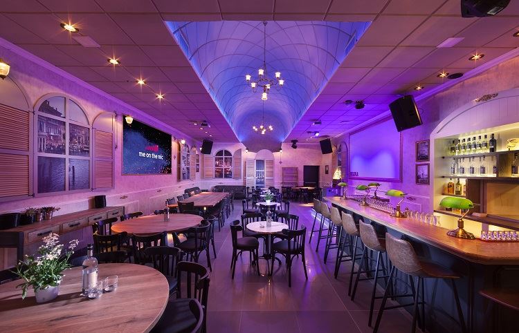 הזרקור: מי און דה מייק 8