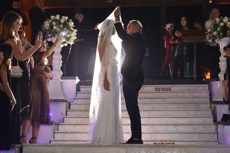 לא תאמינו איך החתן הפתיע את בת זוגו ביום החתונה 8