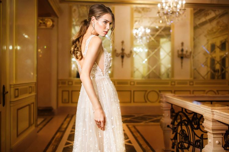 שמלות במראה רך וקסום, קולקצית גן הפרחים של נטלה (צילום: Mihail Kozhuhar)