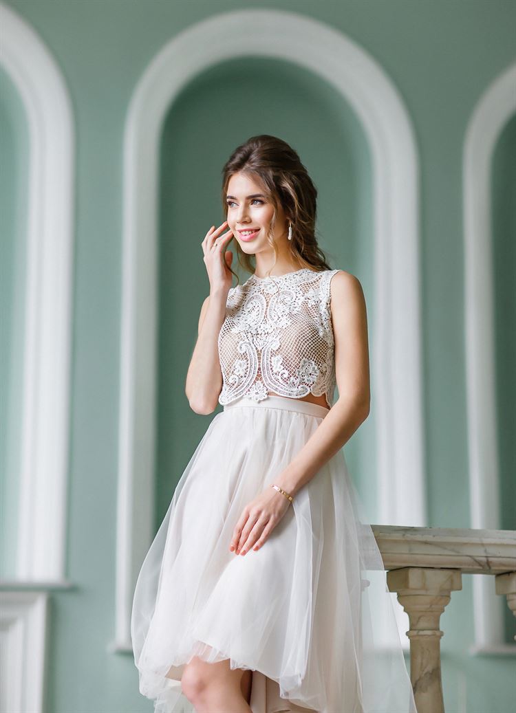 שמלות כלה קצרות ושיקיות במיוחד, קולקצית גן הפרחים של נטלה (צילום: Mihail Kozhuhar)