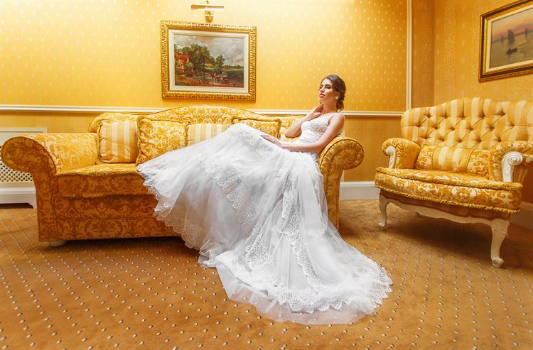 שמלה שעוטפת את הגוף ברכות, קולקצית גן הפרחים של נטלה (צילום: Mihail Kozhuhar)