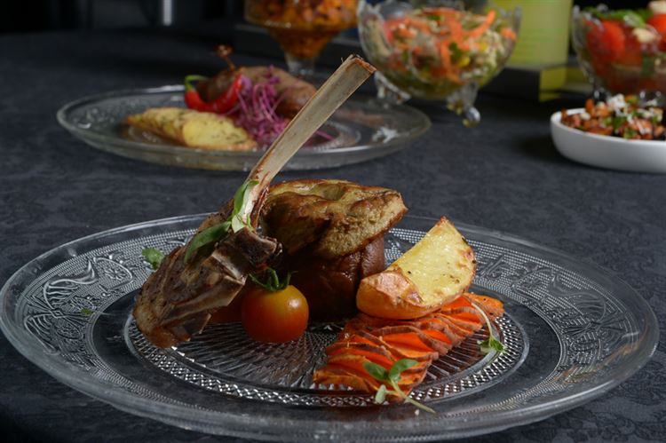 ללקק את האצבעות. מנות עשירות בטאמים בחצר המלכה (צילום: יחצ)