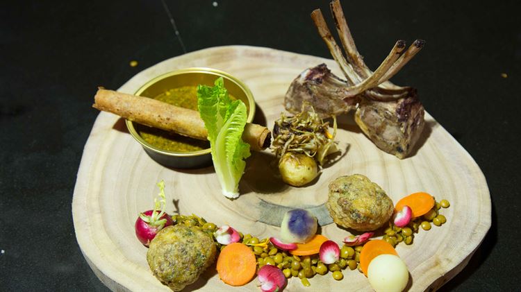 מנה עיקרית מנצחת: פילה עגל איכותי לצד צלעות ובטטה מקורמלת. חוויה קלינרית משובחת (צילום: ניר כפרי)