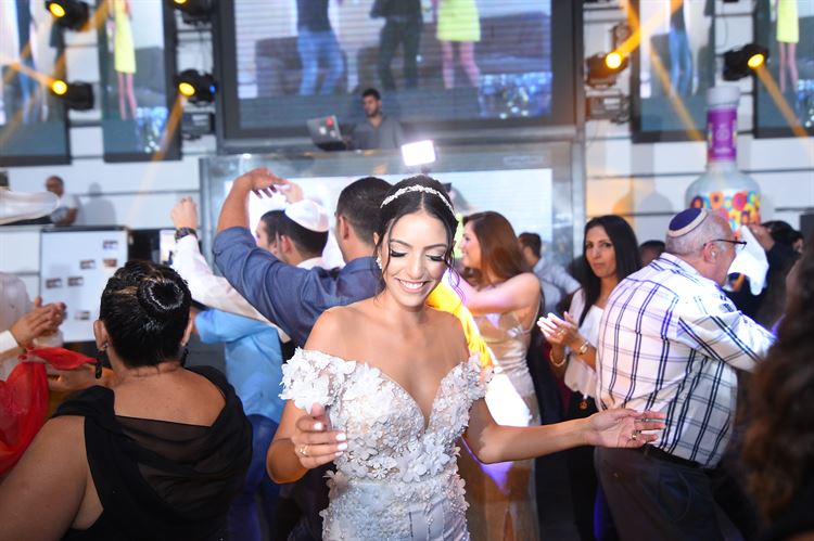 מהדמיון למציאות: הכלה שעיצבה את שמלת חלומותיה 17