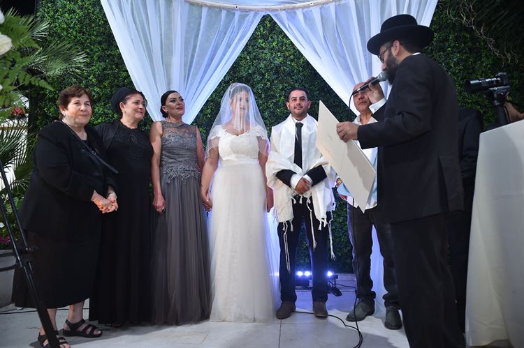 הצעת נישואים מרגשת באווירה משפחתית 11