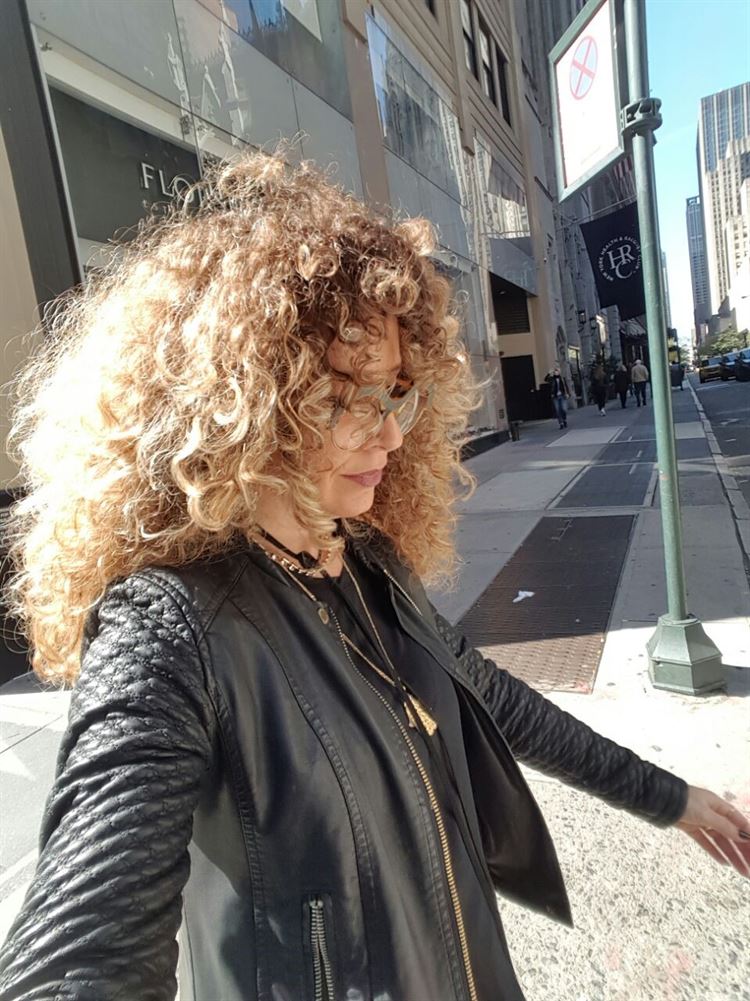 לשמור על ייחודיות וסטייל עוצמתי ולא מתפשר. המעצבת סימיזאן בוזגלו (צילום מסך אינסטגרם)