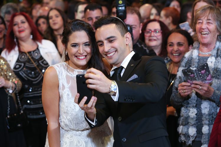 הזוג שארגן את החתונה הכי צבעונית שתראו 16