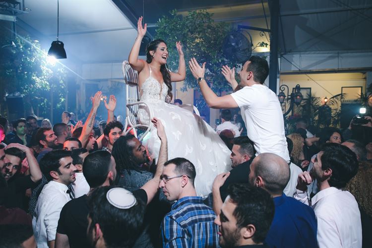 הזוג שארגן את החתונה הכי צבעונית שתראו 20