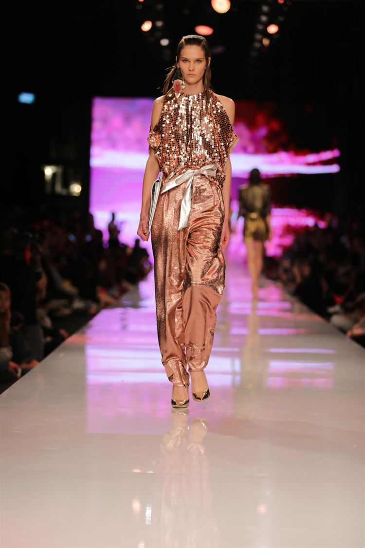 אל תמצמצו: גליה להב על המסלול של שבוע האופנה גינדי 9