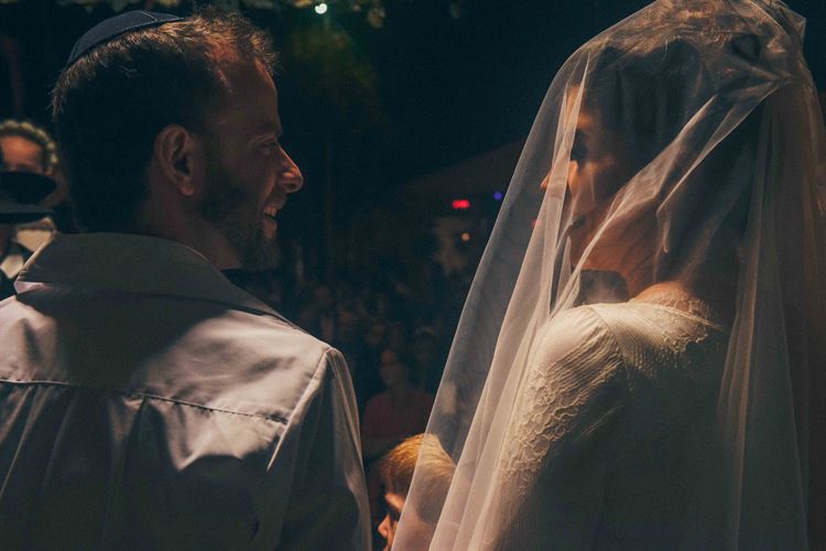 זוג הרים חתונה חלומית ועשה את זה בפחות בחודש 16