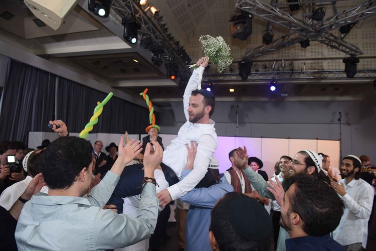 זוג הרים חתונה חלומית ועשה את זה בפחות בחודש 17