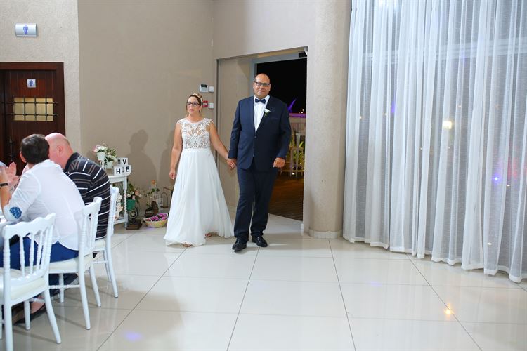 צפו: חתונה באווירה רגועה ואינטימית 9