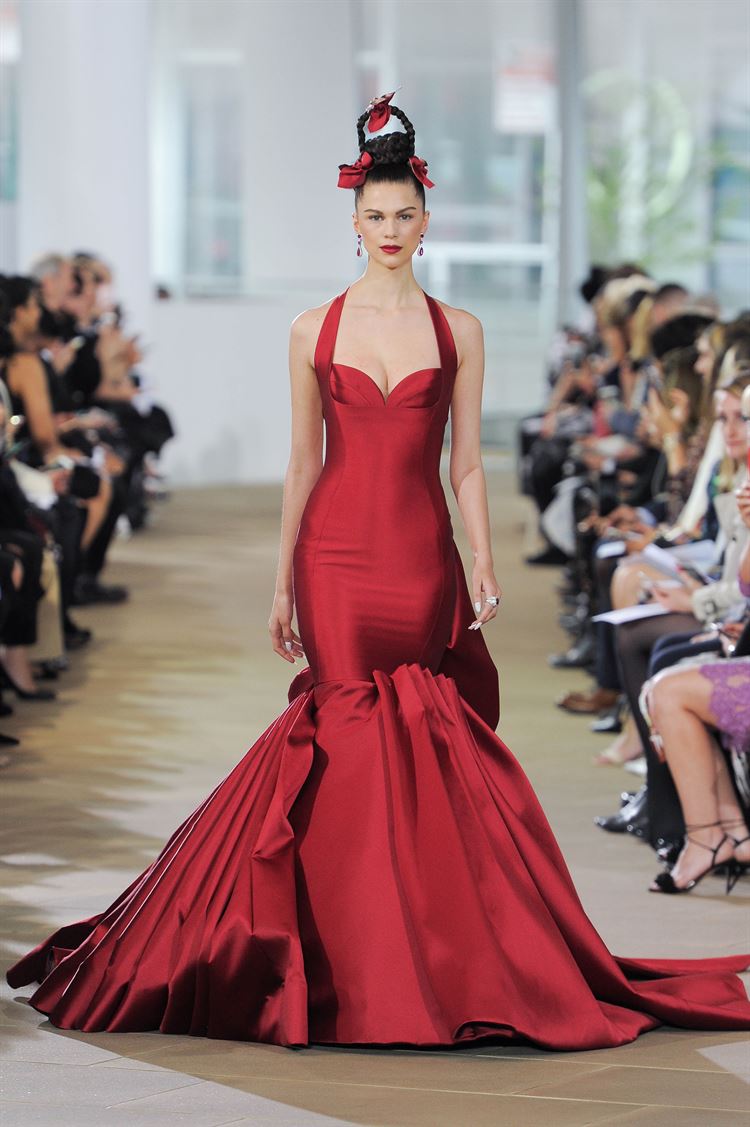 תצוגת אופנה עם תסרוקות שיער מרהיבות 3