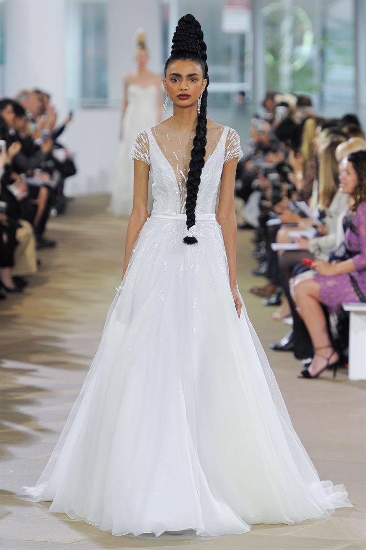 תצוגת אופנה עם תסרוקות שיער מרהיבות 6