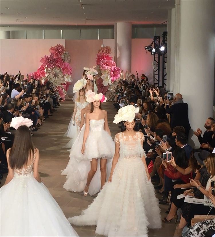 תצוגת אופנה עם תסרוקות שיער מרהיבות 2