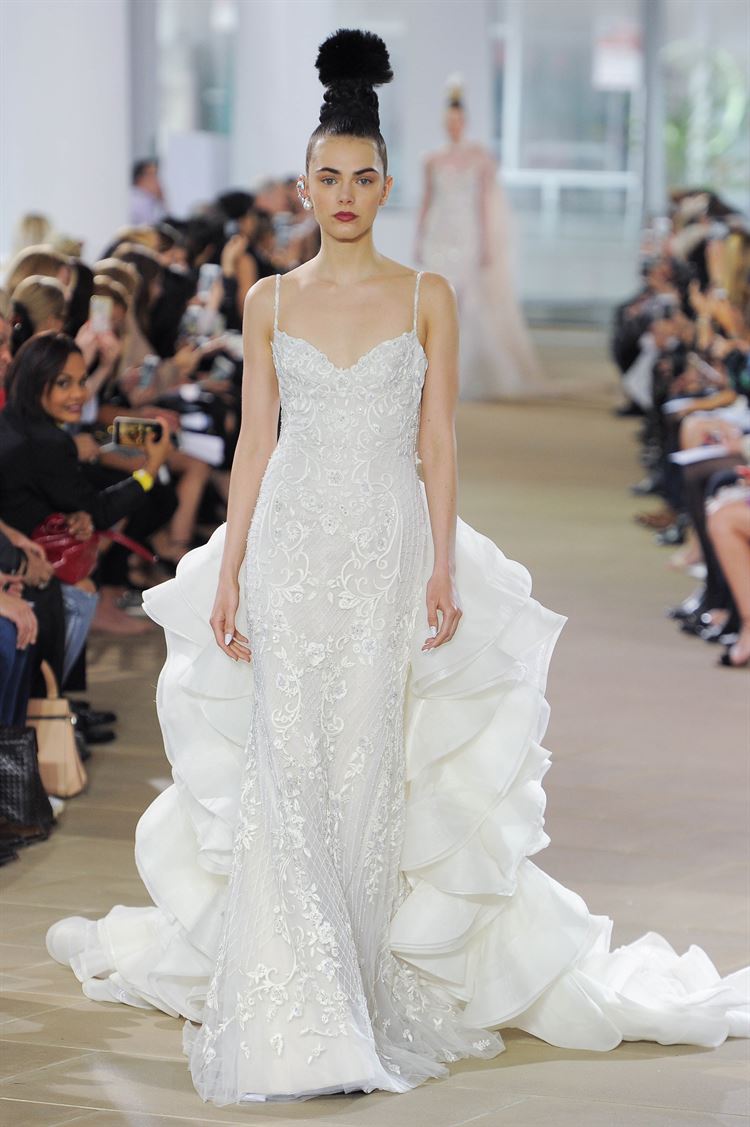 תצוגת אופנה עם תסרוקות שיער מרהיבות 8