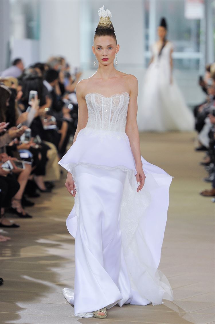 תצוגת אופנה עם תסרוקות שיער מרהיבות 9