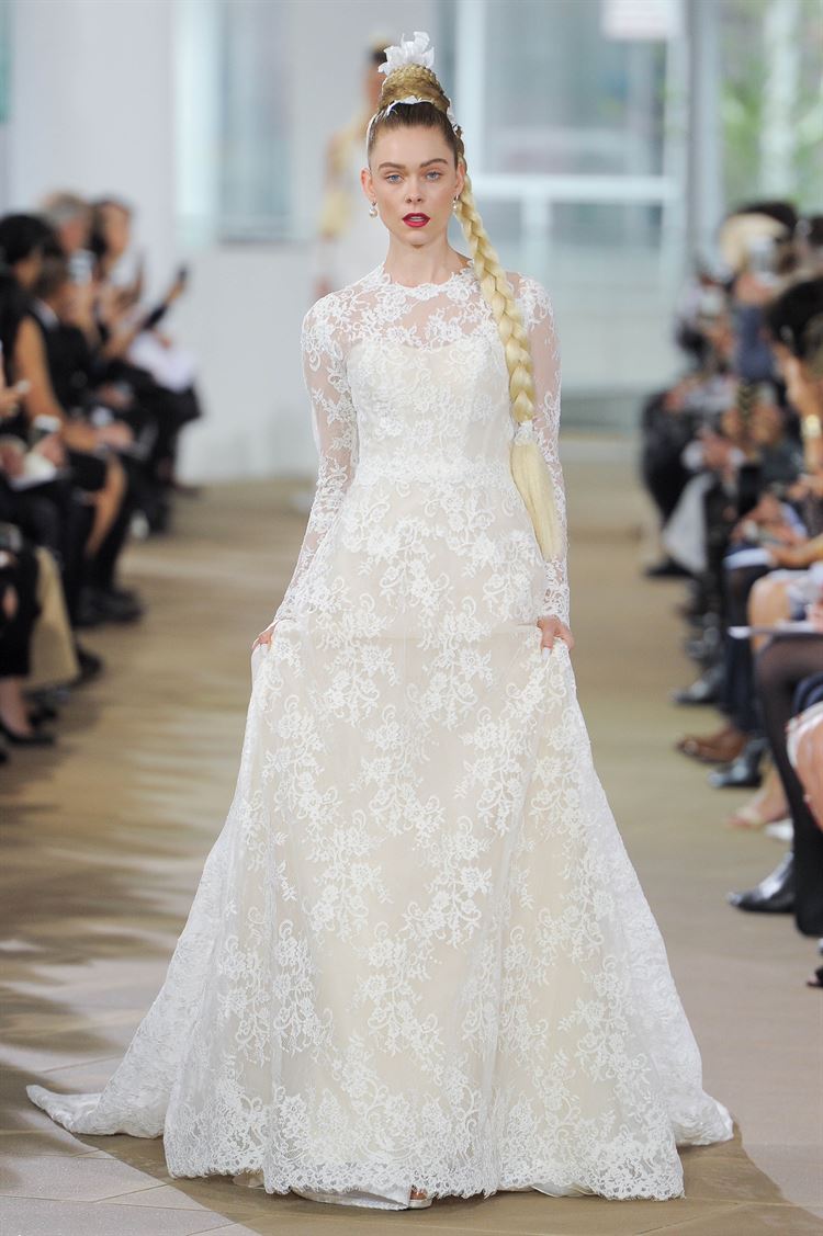 תצוגת אופנה עם תסרוקות שיער מרהיבות 11