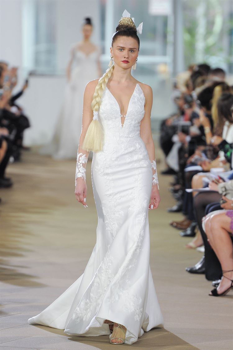 תצוגת אופנה עם תסרוקות שיער מרהיבות 13