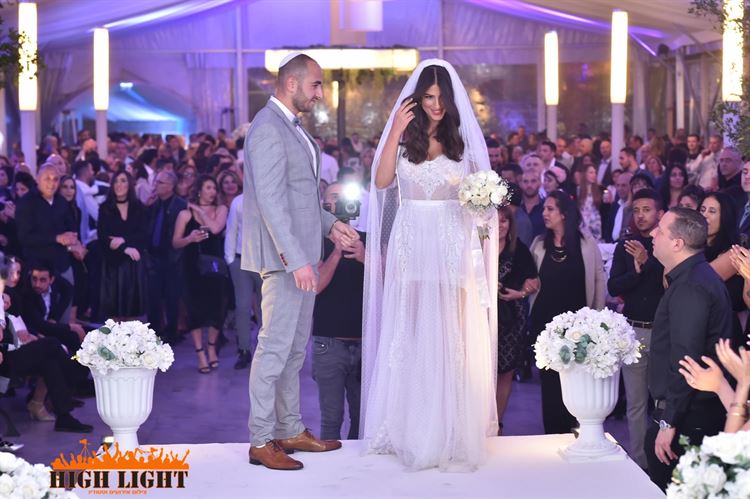 להסתכל ולקנא: תמונות חתונה בלוקיישן מהפנט 16