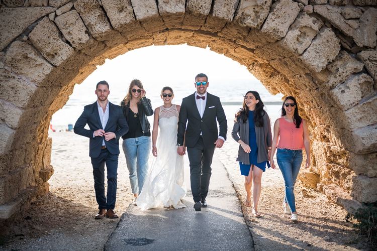 תמונה משותפה עם החברים, החתונה של ליטל לוין ויונתן נחמד (צילום: זה וזו)