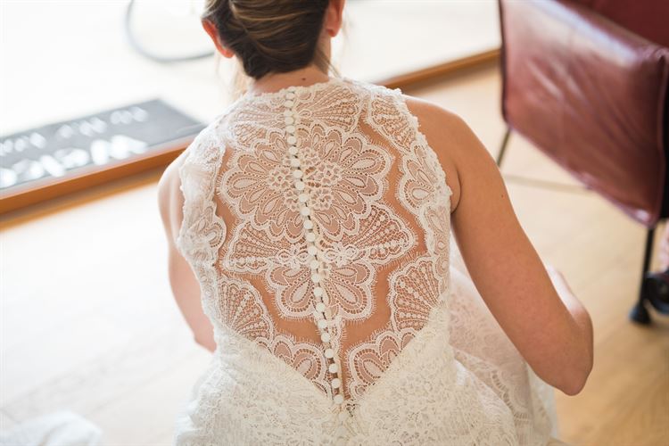 עיטור תחרה מיוחד בגב השמלה, החתונה של ליטל לוין ויונתן נחמד (צילום: זה וזו)