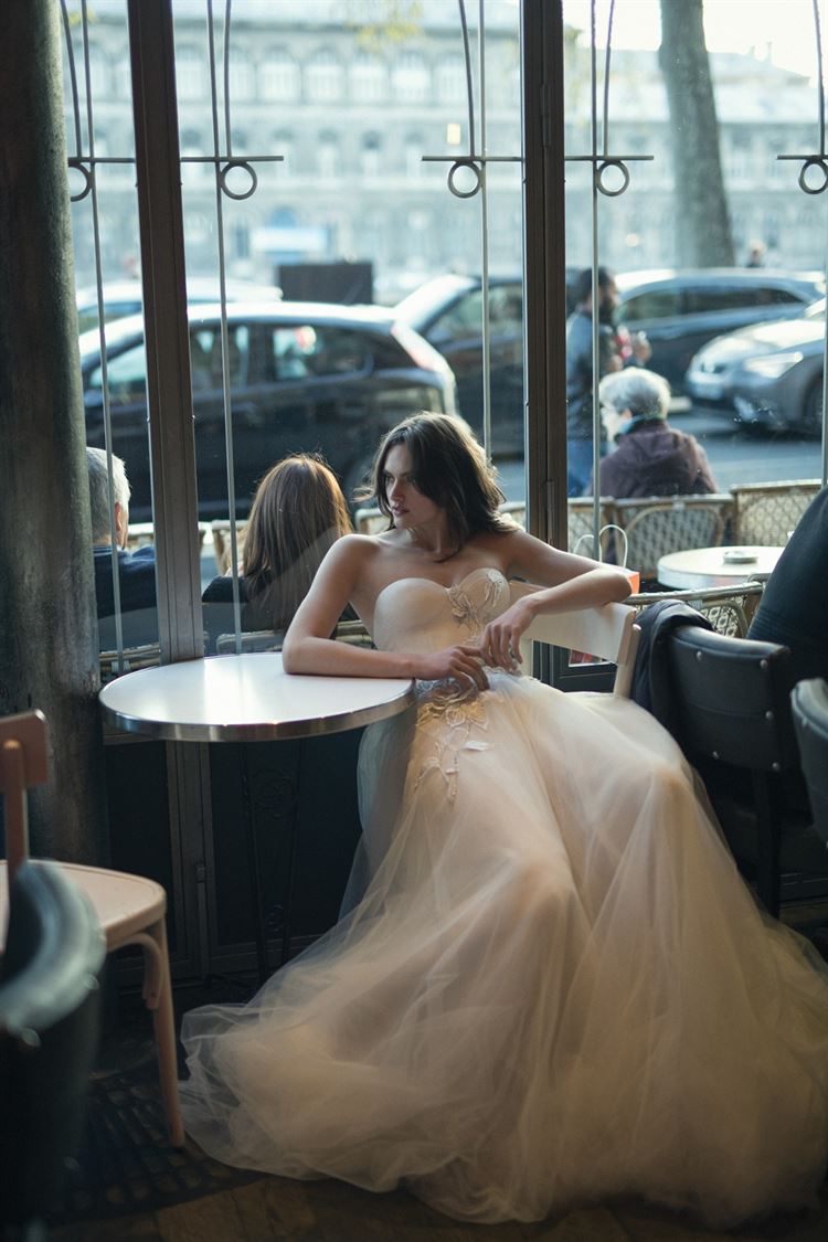 לא תאמינו בהשראת מה נוצרה השמלה שבתמונה 4