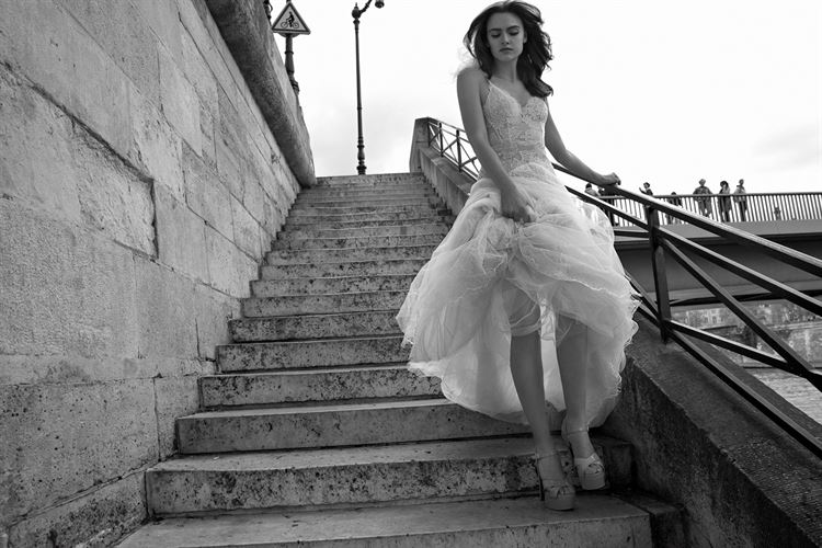 לא תאמינו בהשראת מה נוצרה השמלה שבתמונה 7