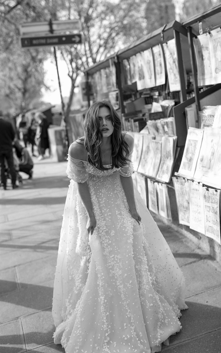 לא תאמינו בהשראת מה נוצרה השמלה שבתמונה 10