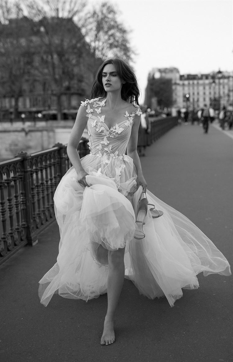 לא תאמינו בהשראת מה נוצרה השמלה שבתמונה 12