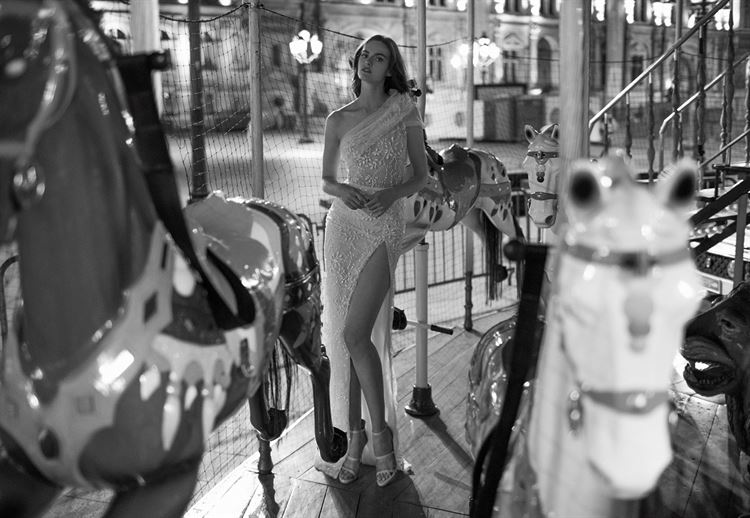 לא תאמינו בהשראת מה נוצרה השמלה שבתמונה 13