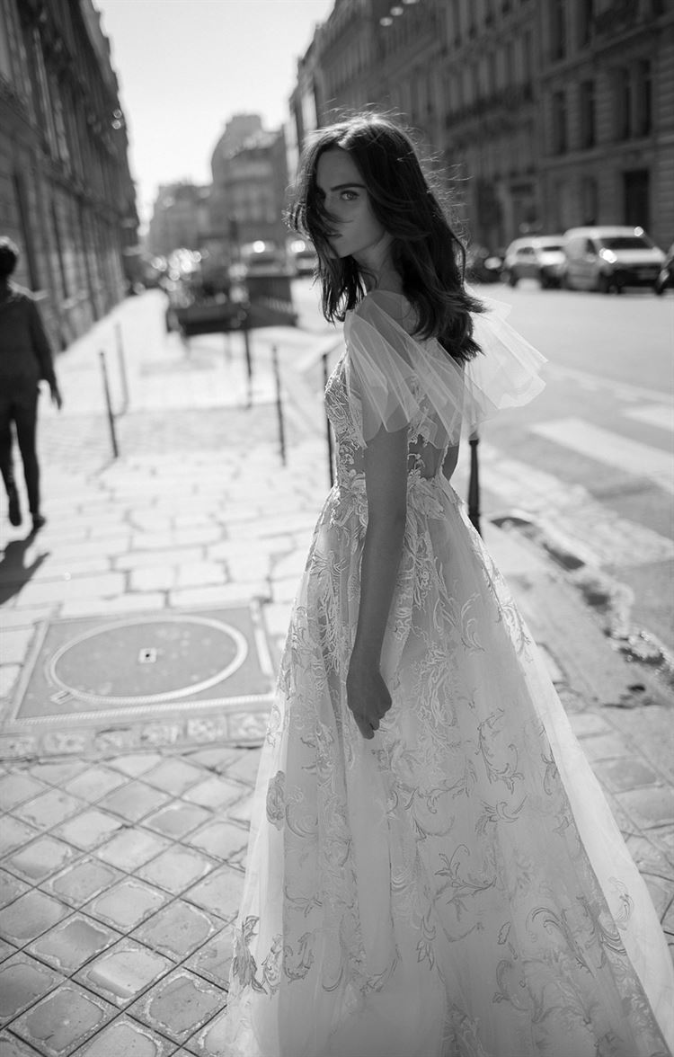 לא תאמינו בהשראת מה נוצרה השמלה שבתמונה 15