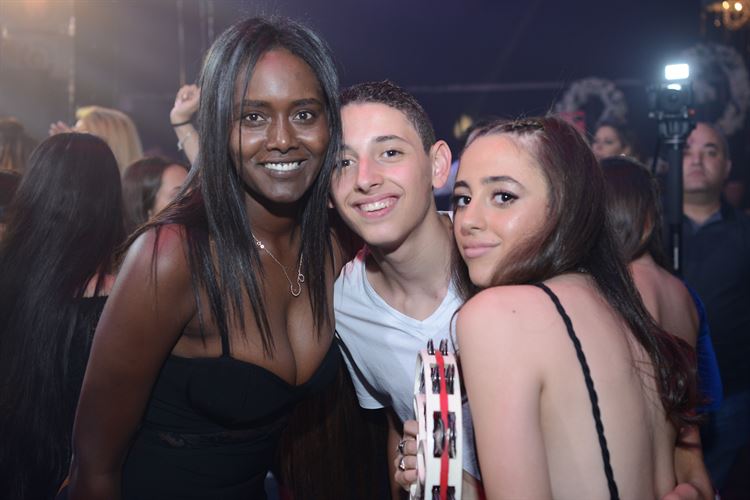 כולם הגיעו להרים: ירון אילן חוגג בר מצווה לבנו 8