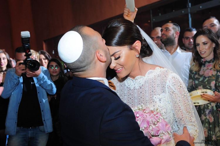 החתן שמחמיא לכלתו 38 פעמים ביום 8