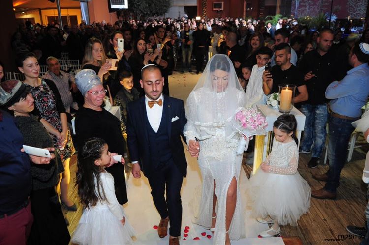 החתן שמחמיא לכלתו 38 פעמים ביום 9