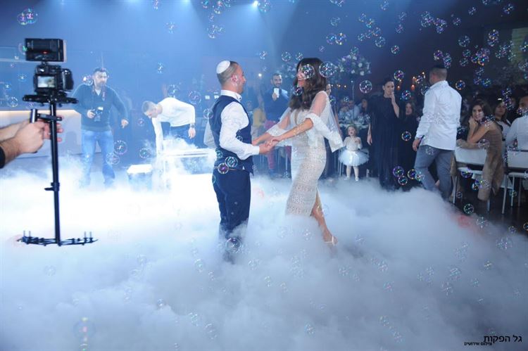 החתן שמחמיא לכלתו 38 פעמים ביום 11