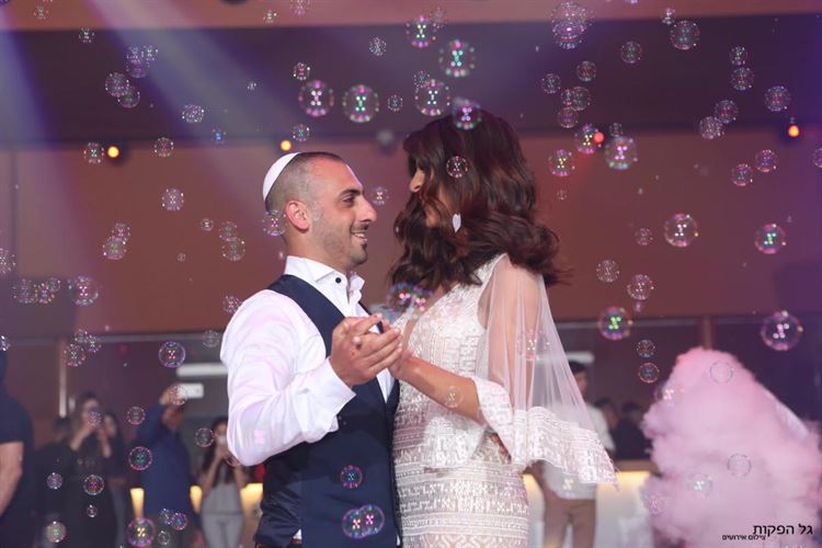 החתן שמחמיא לכלתו 38 פעמים ביום 12