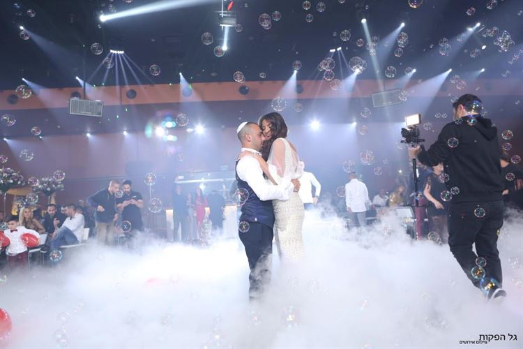 החתן שמחמיא לכלתו 38 פעמים ביום 13